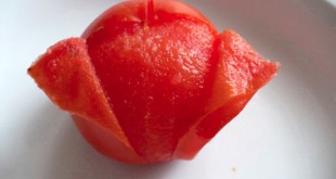 Πως να ξεφλουδίσετε εύκολα μια ντομάτα
