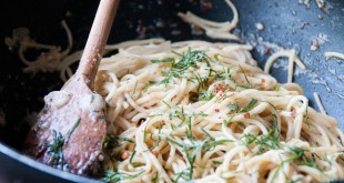 Σπαγγέτι aglio e olio από τον Άκη Πετρετζίκη